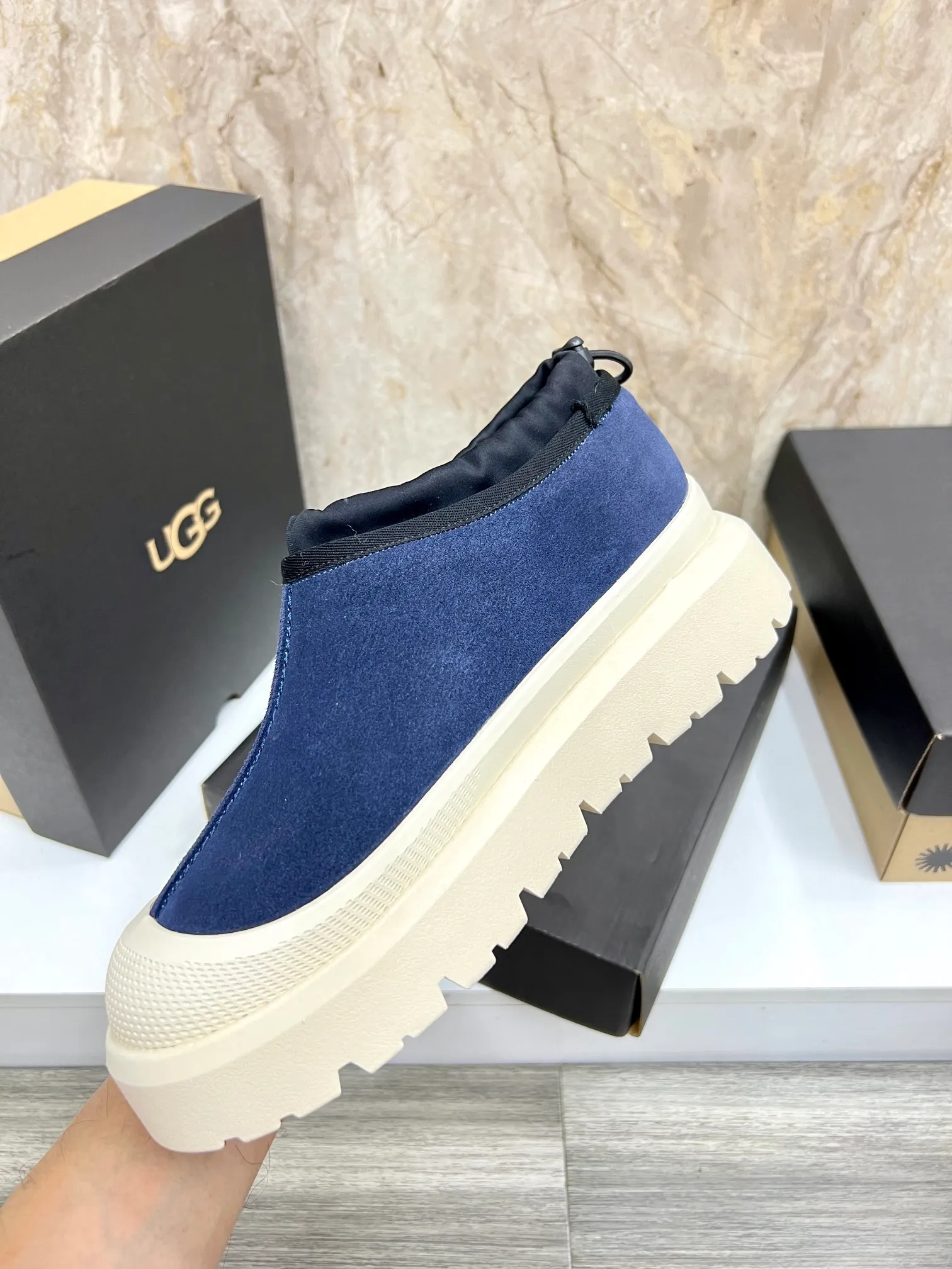 Men's men's shoes💰: 💰540💰Couple model👫 UGG Tasman Weather Hybrid one-second snow boots👢 Wang Yibo's same 👏 classic Tasman shoe is designed with environmentally friendly waterproof and snowproof material, which is both fashionable and functional. At the same time, it is paired with the new UGG Keen furry color-blocked jacket. Bright orange and maroon collide to create a new light outdoor style and open up a new travel experience in early autumn! Using the best materials, the 17mm fur-integrated surface is warmer and more breathable, and the outsole is upgraded to a lightweight and wear-resistant light wing technology outsole! Size: Women’s size 35-40 / Men’s size 38–44 (45 customized) Official website color
